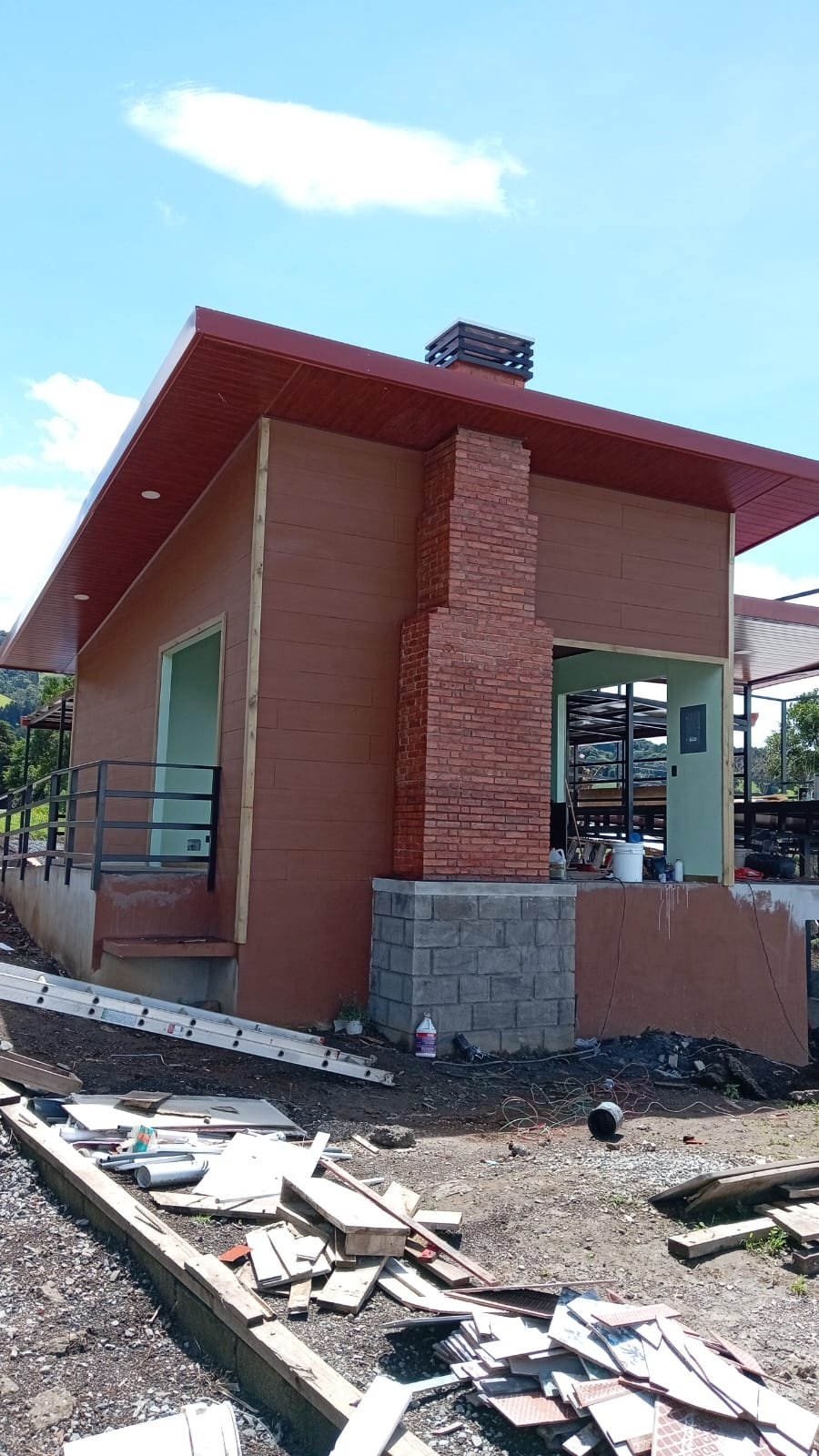 Edificio con fachada de ladrillo construido por CHD