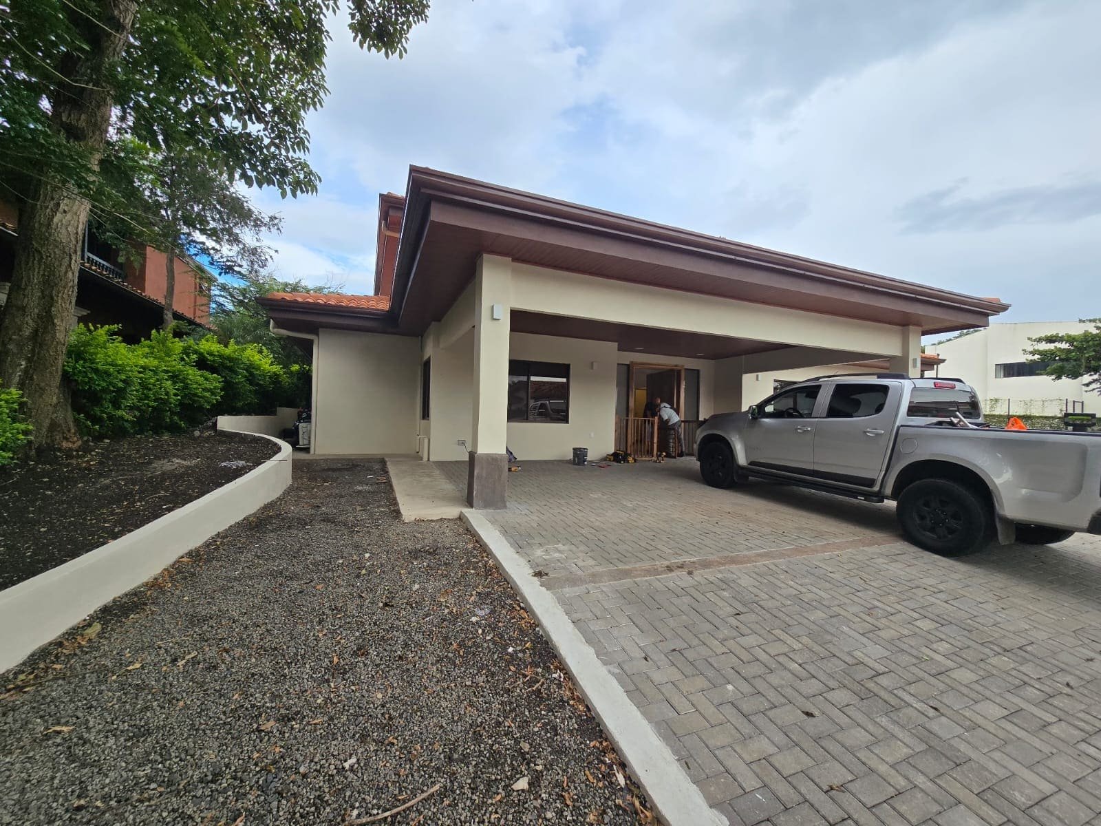 Casa terminada por CHD con cochera y acceso adoquinado
