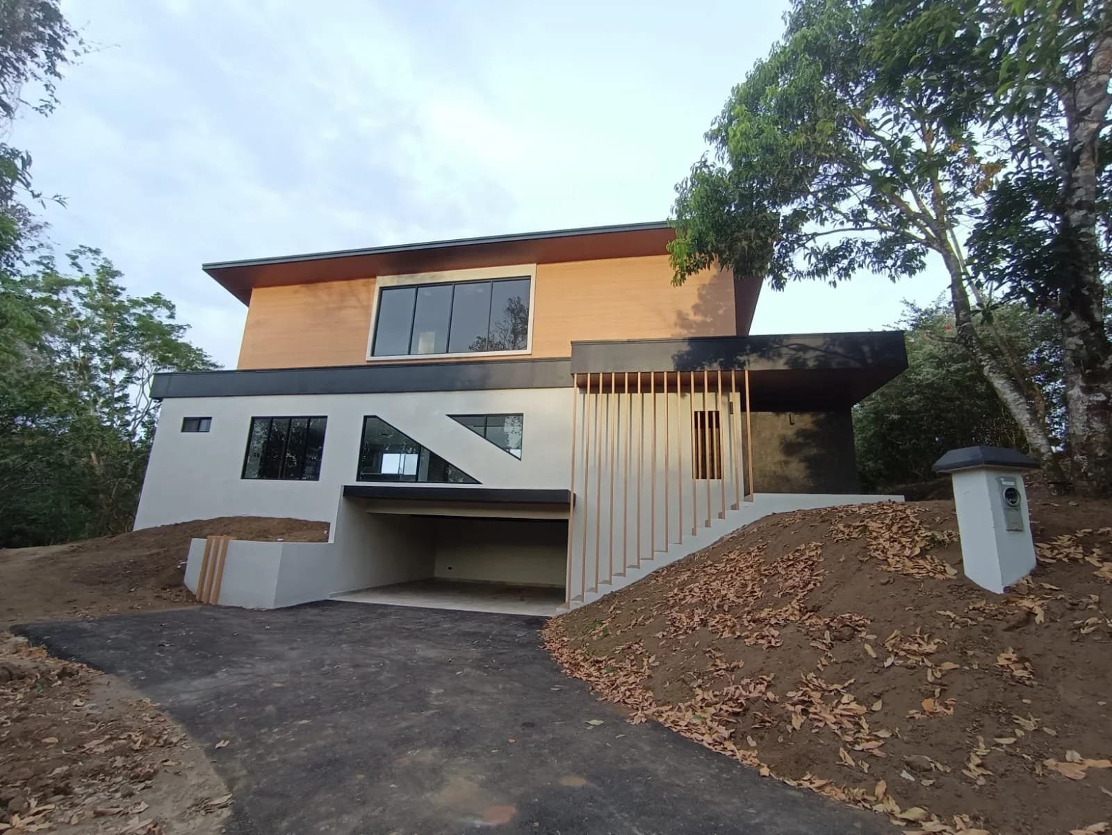 Casa de dos niveles con terraza construida por CHD