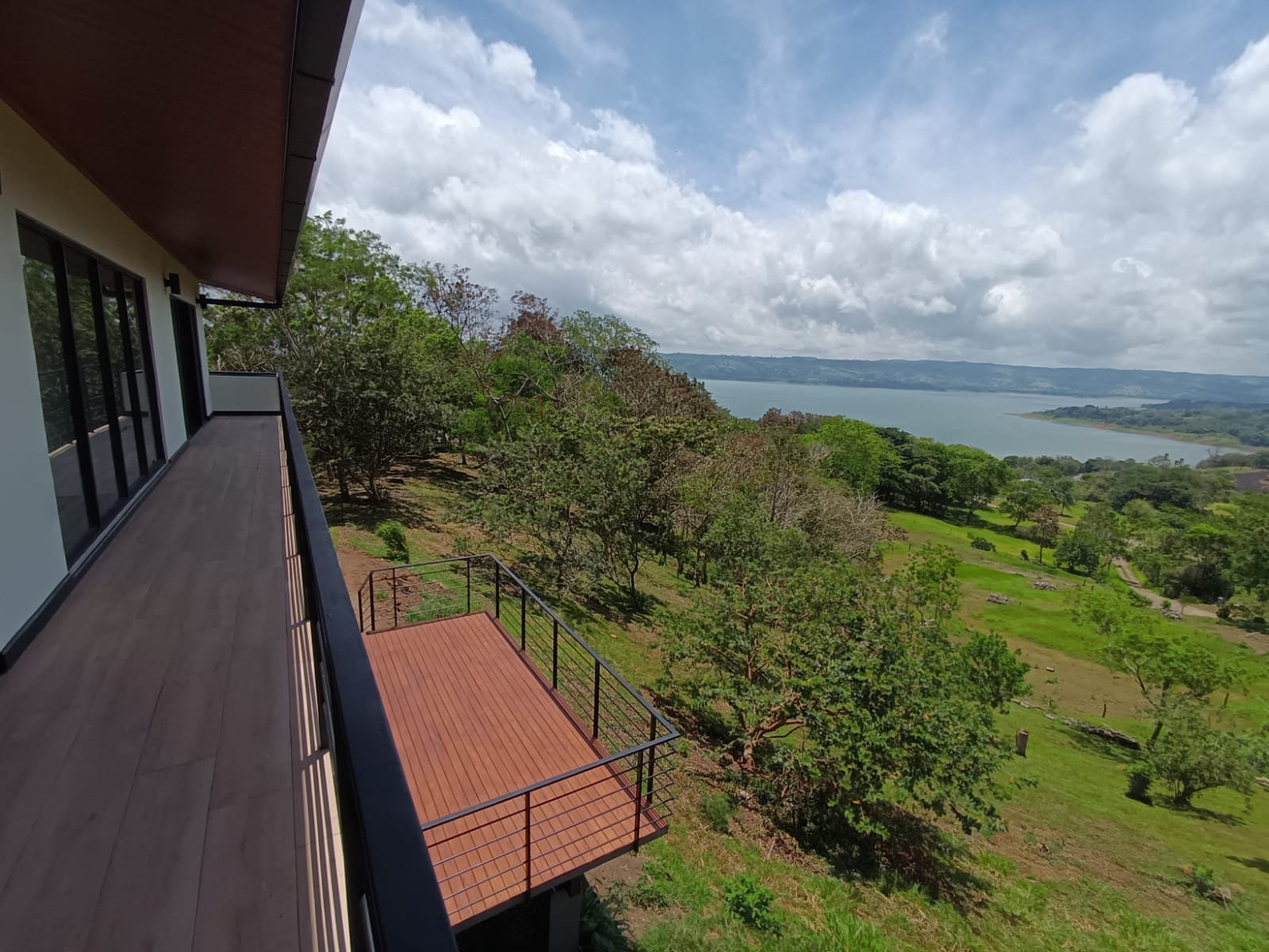 Terraza de madera con vista al lago, construida por CHD