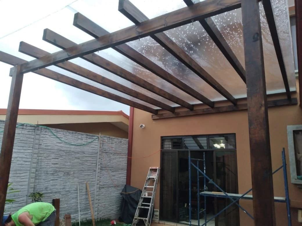 Pérgola con cubierta transparente construida por CHD
