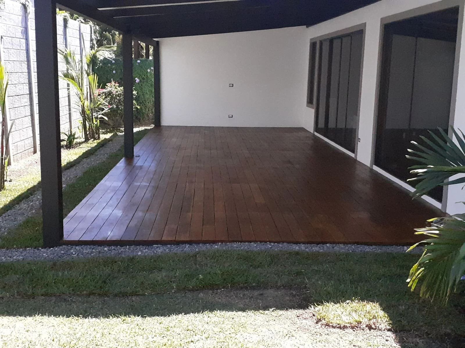 Terraza techada con piso de madera construida por CHD