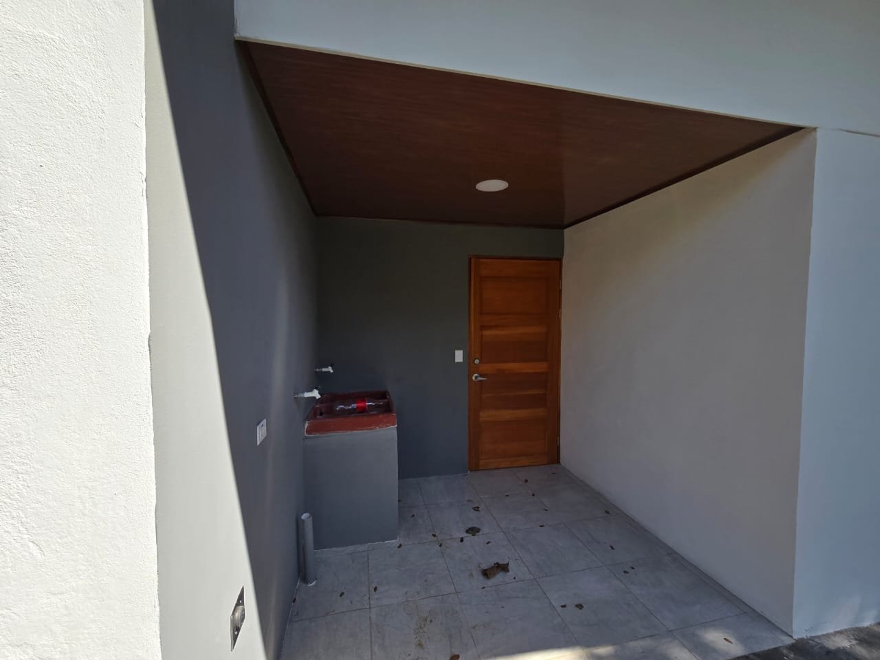 Espacio interior con cielo de madera terminado por CHD